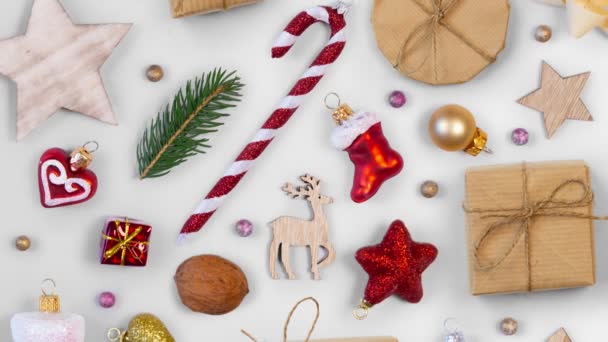 Moviendo Decoraciones Regalos Navidad Sobre Fondo Brillante Vista Superior Posición — Vídeos de Stock