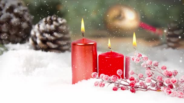 静谧的生活 表面上覆满了蜡烛和红色的易碎枝条 背景为松果 云杉枝及金饰 降雪的效果 圣诞节 季节性 假日和冬季的概念 优质4K视频 — 图库视频影像