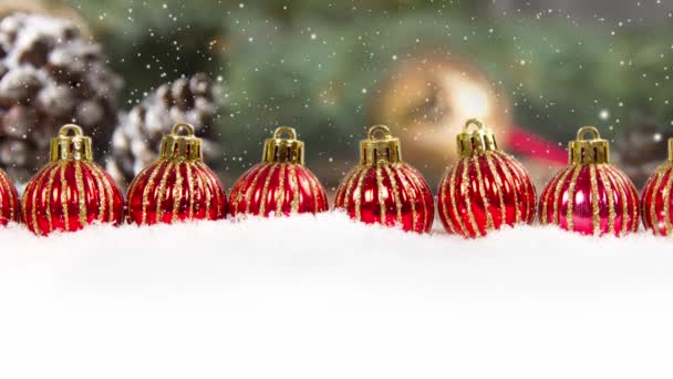 Натюрморт Красным Шаром Ряд Покрытой Снегом Поверхности Сосновые Шишки Еловые — стоковое видео