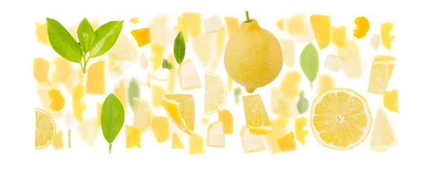 Abstrakter Hintergrund Aus Zitronenfruchtstücken Scheiben Und Blättern Isoliert Auf Weiß — Stockfoto