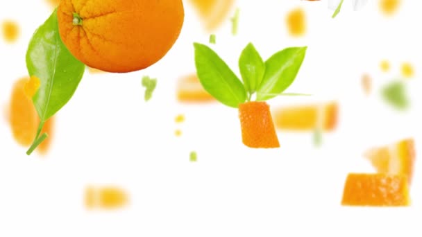 Sinaasappelstukjes Plakjes Blaadjes Die Naar Beneden Worden Gebracht Geïsoleerd Wit — Stockvideo