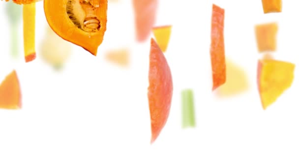 パンプキン野菜の断片 スライスおよび葉は白で隔離された落ちる シームレスループ 高品質の4Kビデオ — ストック動画
