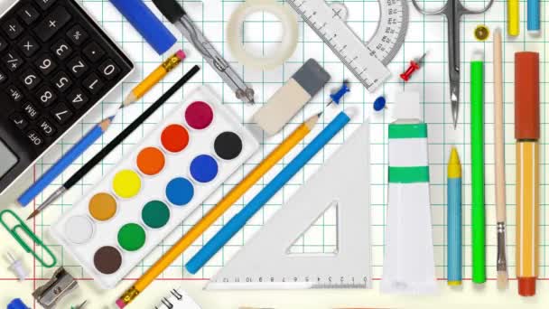Horizontale Komposition Farbenfroher Schulmaterialien Die Sich Auf Kariertem Papierhintergrund Nach — Stockvideo