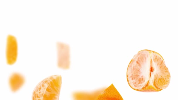 Tangerine Stukjes Fruit Plakjes Bladeren Die Naar Boven Worden Verplaatst — Stockvideo