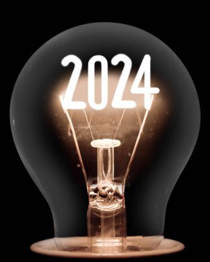 Tek parlayan ampul ve iplik 2024 yılında siyah arka planda izole edilmiş..