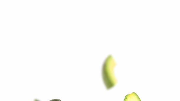 Фрукты Авокадо Ломтики Листья Перемещаются Изолированно Белом Бесшовный Цикл Высококачественное — стоковое видео