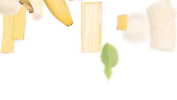 Бананові Фруктові Шматочки Скибочки Листя Пересуваються Вниз Ізольовано Білому Безшовна — стокове відео
