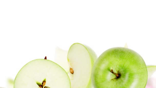 Зелене Яблуко Фруктові Шматочки Скибочки Листя Падають Ізольовано Білому Безшовна — стокове відео