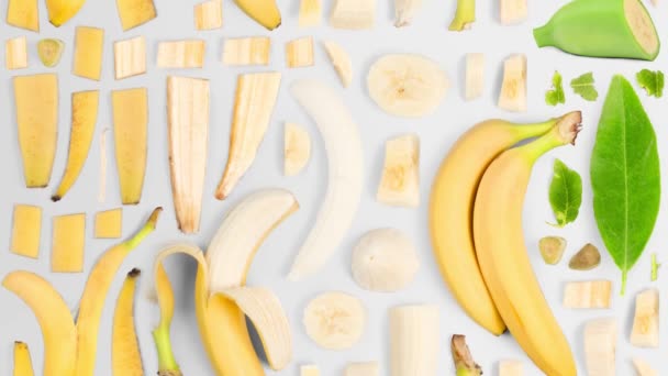 Μπανάνα Κομμάτια Φρούτων Φέτες Και Φύλλα Που Μετακινούνται Προς Πάνω — Αρχείο Βίντεο