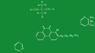 Üzerinde tebeşir yazılı kimyasal formül ve diyagramlar olan karatahta. Yüksek kalite 4k video.