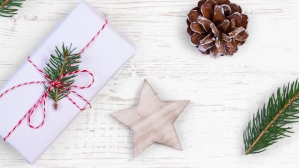 Bewegende Weihnachtsgeschenke Zweige Sterne Und Kugeln Auf Weißem Holzgrund Hochwertige — Stockvideo