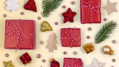 Parlak arka planda Noel süsleri ve hediyeler taşımak. Üst manzara, düz yatış, pürüzsüz döngü. Yüksek kalite 4k video.