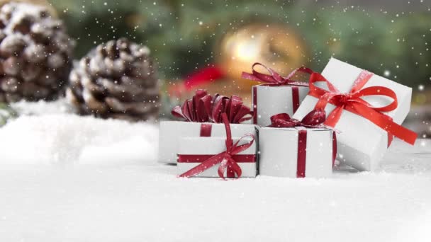 白雪覆盖着静谧的生命和礼物群 松果和云杉分枝在后面 降雪的效果 圣诞节 假日和冬季的概念 优质4K视频 — 图库视频影像