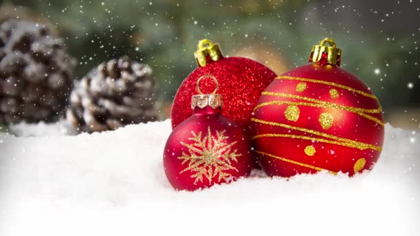 雪上覆盖着红色球团的静谧生活 松果和云杉分枝在后面 降雪的效果 圣诞节 假日和冬季的概念 优质4K视频 — 图库视频影像