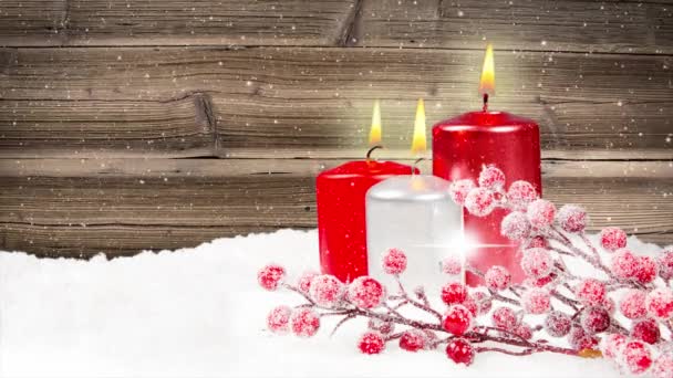 静谧的生活 表面上覆满了蜡烛和红色的易碎枝条 背景中的木制表面 降雪的效果 圣诞节 季节性 假日和冬季的概念 优质4K视频 — 图库视频影像