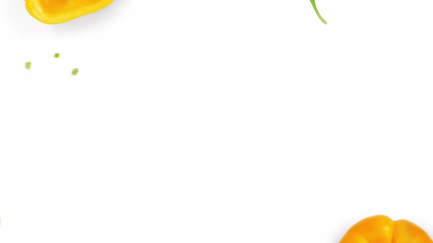 Żółty Pieprz Kawałki Warzyw Plastry Liście Przenoszone Białym Płynna Pętla — Wideo stockowe