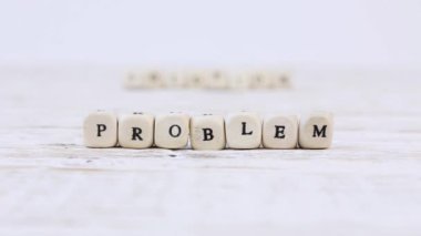 Tahta bloklar ve problem işareti Çözüm 'e gidiyor. Başarı, büyüme ve yenilik kavramı. Yüksek kalite 4k video.