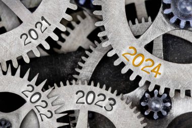 2024, 2023, 2022 numaralı diş çarkı mekanizmasının fotoğrafı metal yüzeye basılmış. Yeni yıl konsepti.