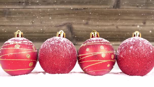静谧的生活 雪地里红球排成一排 雪地覆盖着 背景上的木制桌子 降雪的效果 圣诞节 假日和冬季的概念 优质4K视频 — 图库视频影像