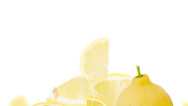 Trozos Fruta Limón Rebanadas Hojas Que Mueven Hacia Arriba Aislados — Vídeos de Stock