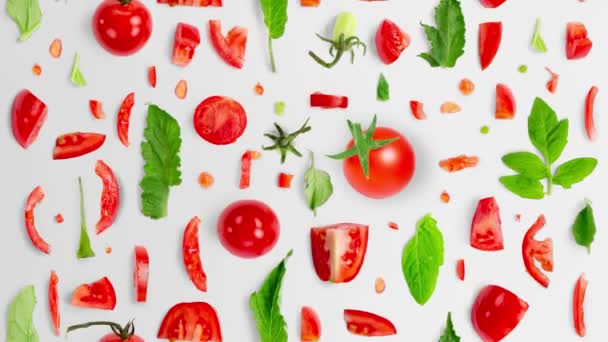 Kawałki Warzyw Pomidorowych Plastry Liście Przesuwane Dół Widok Góry Płynna — Wideo stockowe