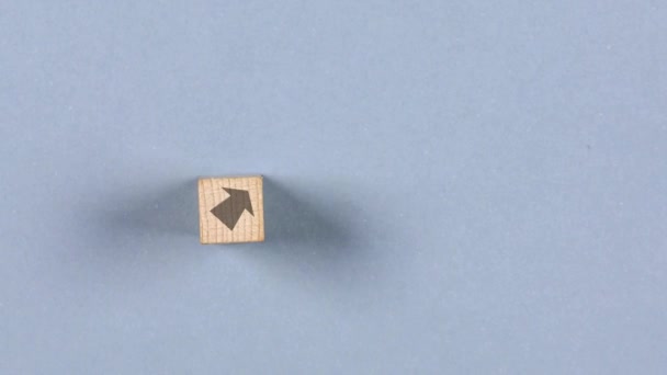 上向きを指す灰色の矢が付いている木の立方体ブロック グレーの背景 成長と繁栄という概念 高品質の4Kストップモーションビデオ — ストック動画