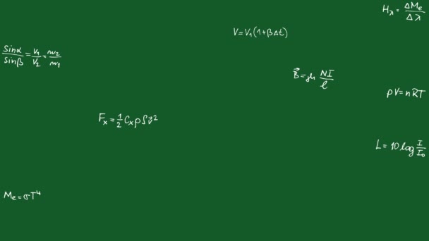 Blackboardはチョークで物理式と式を書きました 高品質4Kビデオ — ストック動画