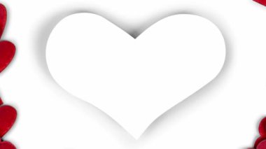 Büyük bir kırmızı kalp grubu boş kağıdın altına kalp şeklinde taşınıyor. Sevgililer Günü ve Aşk Konsepti. Yüksek kalite 4k video.