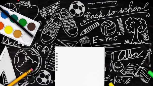 Красочные Школьные Принадлежности Перемещаются Пустым Блокнотом Концепция Школы Образования Доска — стоковое видео