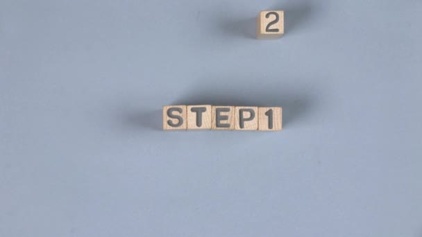 Drewniane Klocki Znakiem Krok Przechodzi Krok Koncepcja Zmiany Wyboru Strategii — Wideo stockowe