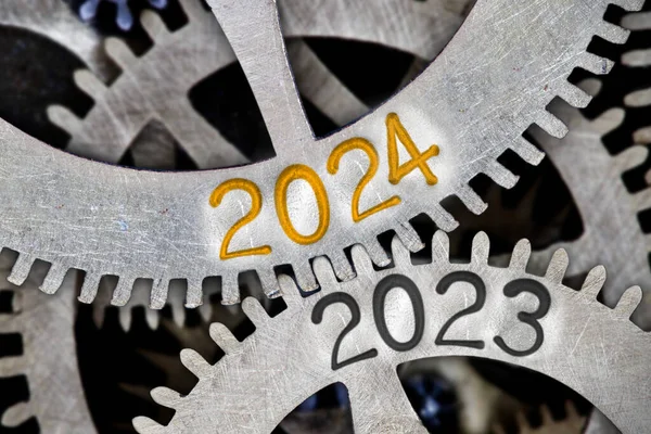 金属表面に刻印された番号2024と2023の歯車メカニズムの写真 新年コンセプト ストック写真