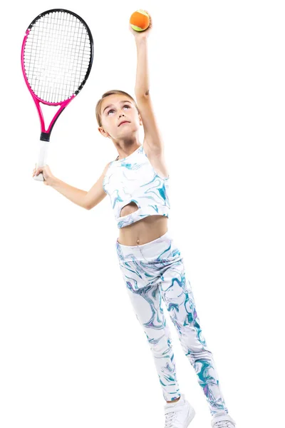 Молодая Теннисистка Маленькая Девочка Позирует Ракеткой Мяч Изолирован Белом Фоне — стоковое фото