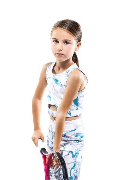 Молодая Теннисистка Маленькая Девочка Позирует Ракеткой Мяч Изолирован Белом Фоне — стоковое фото