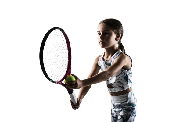 若い女性テニス選手のシルエット 小さな女の子ポーズとともにラケットとボール絶縁上の白い背景 — ストック写真