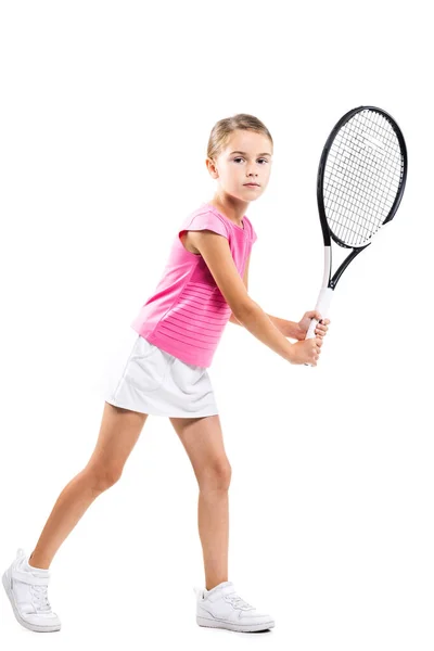 穿着粉色衣服的年轻女网球选手 小女孩摆出一副白色背景的球拍和球拍的姿势 — 图库照片
