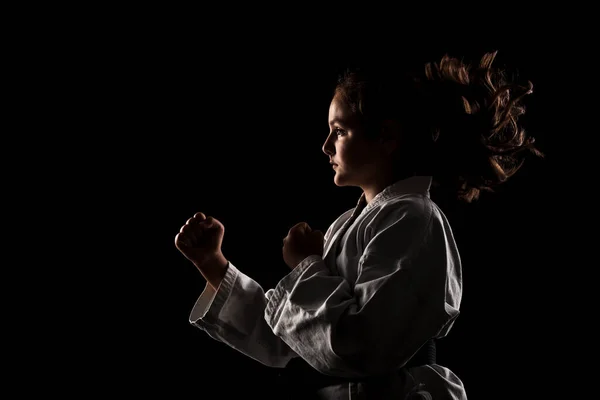 Ung Flicka Som Tränar Karate Barn Kimono Mot Svart Bakgrund — Stockfoto