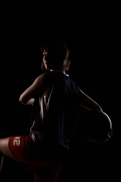 Баскетболистка Красивая Девушка Держит Мяч Сторона Освещена Полусилуэт Студийный Портрет — стоковое фото