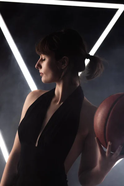 Красива Дівчина Вишуканій Чорній Сукні Тримає Баскетбол Студійний Портрет Тлі — стокове фото