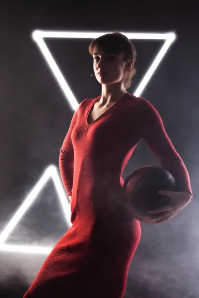 Piękna Dziewczyna Fantazyjnej Czerwonej Sukience Trzymająca Koszykówkę Studio Portret Tle — Zdjęcie stockowe