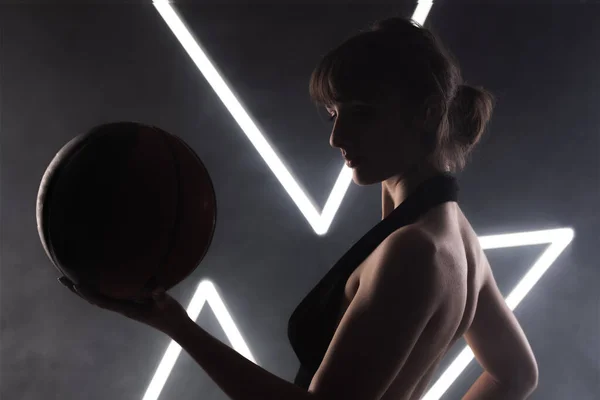 Красивая Девушка Маскарадном Черном Платье Баскетболом Студийный Портрет Фоне Тумана — стоковое фото