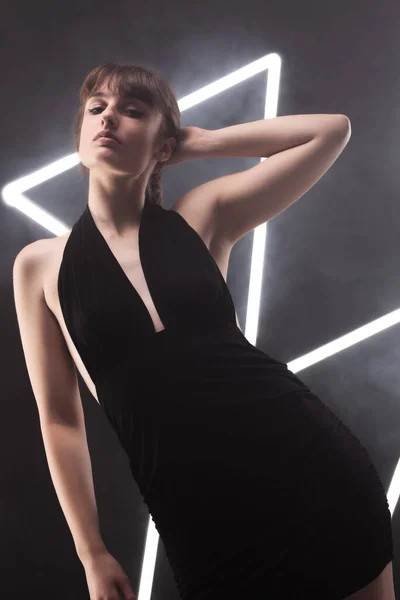 Hermosa Chica Vestido Negro Lujo Posando Estudio Contra Fondo Brumoso —  Fotos de Stock