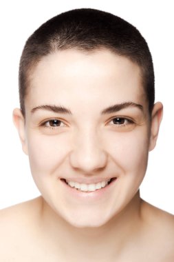 Beyaz arka plana karşı çok kısa saçlı güzel bir genç kadının stüdyo portresi..