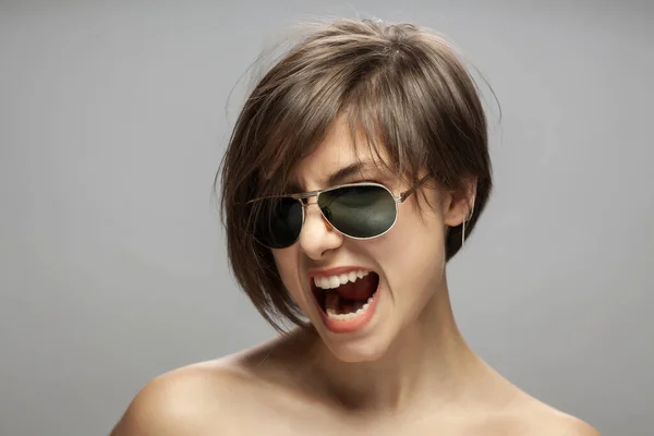 Vackra Flicka Mode Porträtt Bär Solglasögon Förvånad Arg Skrikande Ansikte — Stockfoto