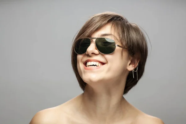 Mooi Meisjesportret Met Een Zonnebril Gelukkige Glimlachende Gezichtsuitdrukking — Stockfoto