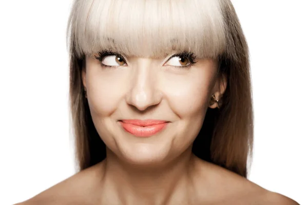 Zbliżenie Portret Pięknej Brunetki Frędzlami Grzywki Blond Pozytywny Wyraz Twarzy — Zdjęcie stockowe