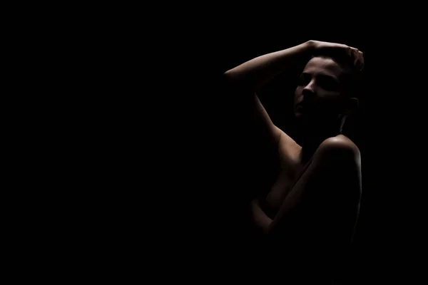 Porträt Eines Mädchens Mit Kurzen Haaren Vor Dunklem Hintergrund Seitenbeleuchtete — Stockfoto
