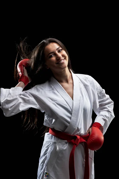 Güzel Mutlu Bir Kız Siyah Arka Planda Karate Kıyafeti Kimono — Stok fotoğraf