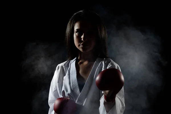 Hermosa Chica Ejercitando Karate Pose Contra Niebla Fondo — Foto de Stock