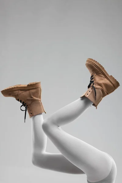 Sexy Pernas Femininas Com Leggings Brancos Botas Impermeáveis — Fotografia de Stock