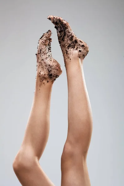 Sexiga Kvinnliga Ben Fötter Täckta Med Smuts — Stockfoto